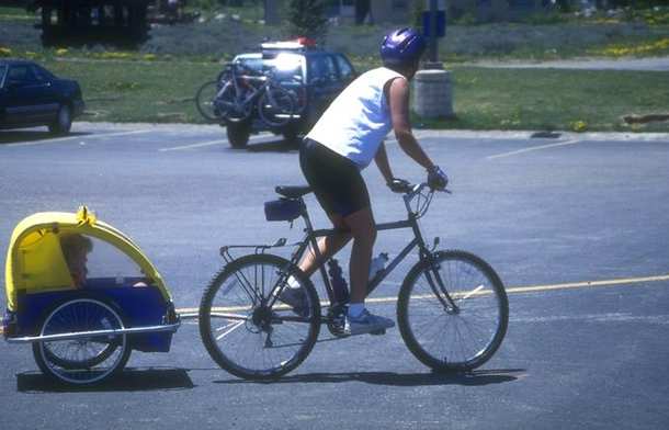 Hombre en bicicleta llevando a un niño